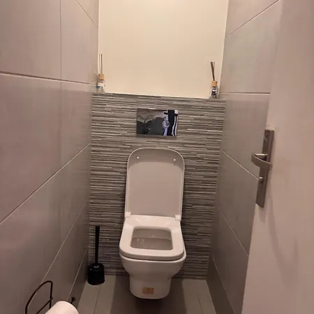 بيت للعطل La Maison Penchee *