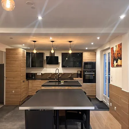 بيت للعطل La Maison Penchee روسني سو بوا